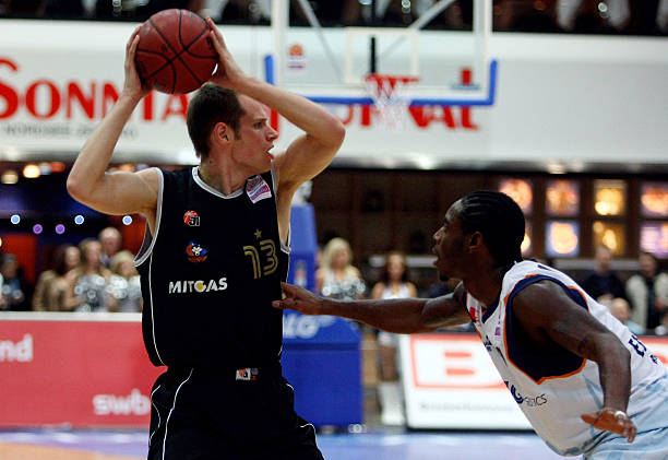 上队员的发 上队员的发